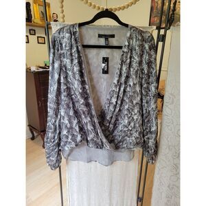 Nwt sz 8 white house black market silver feather print surplice blouse metallic